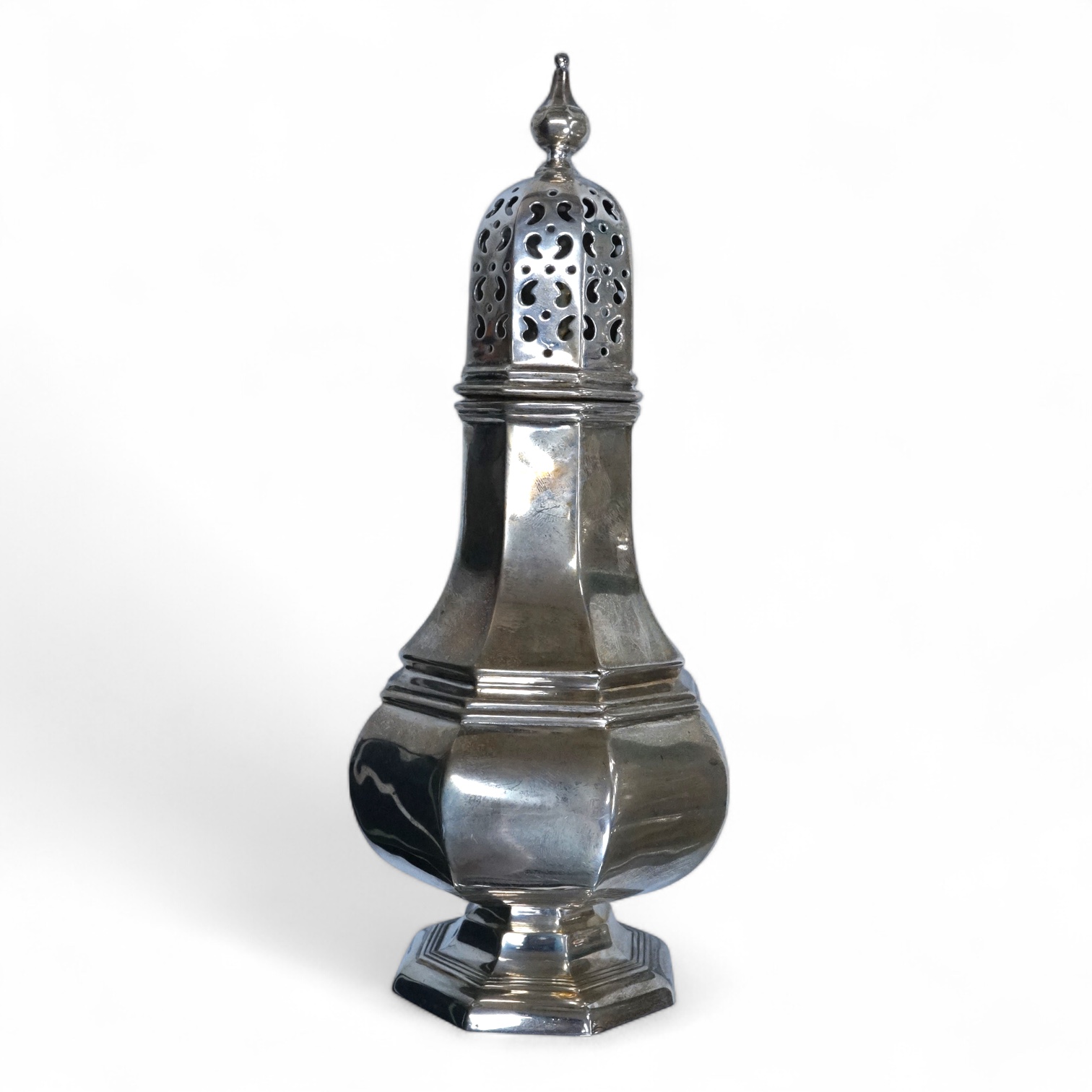 A George V silver octagonal sugar castor, by Henry Wigful, Sheffield, 1921, 19.2cm, 5.3oz.